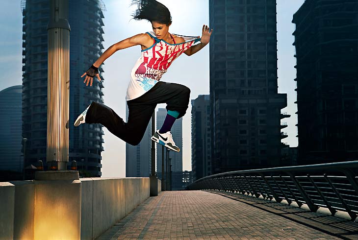 fig.: Nike Women, fall 2009. Dancer Sofia Boutella wear on this picture the Hip-Hop inspired Ollie Tank (fig. right above) with all over graphical print, the Kickflip Pant, and Air Max Thread. 