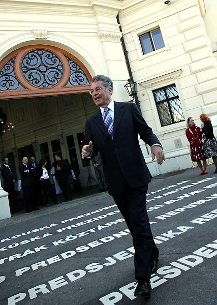Heinz Fischer, President of the Republic of Austria, walking on the crosswalk "Wir stehen auf Sprachen!" created by artist Eva Schlegel in front of the Hofburg, the office of the president in Vienna.(© Österr. Präsidentschaftskanzlei) ; 8 May 2008