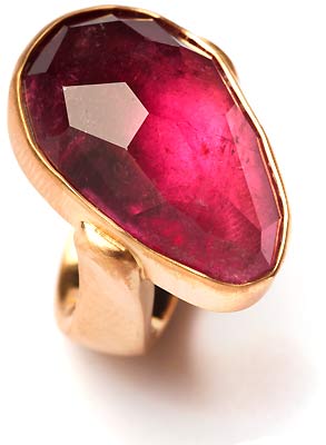 fig.: For the 'Rocks' pieces, customers can bring old stones or choose new ones of different colors to arrange them into a bracelet or necklace. The ring on this page is made of a rubellite in gold. 