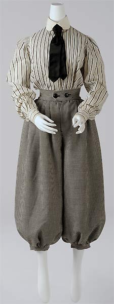 fig.: Female costume for cycling (Radfahrkostüm), ca. 1900. Photo: Christin Losta. Copyright: Wien Museum.