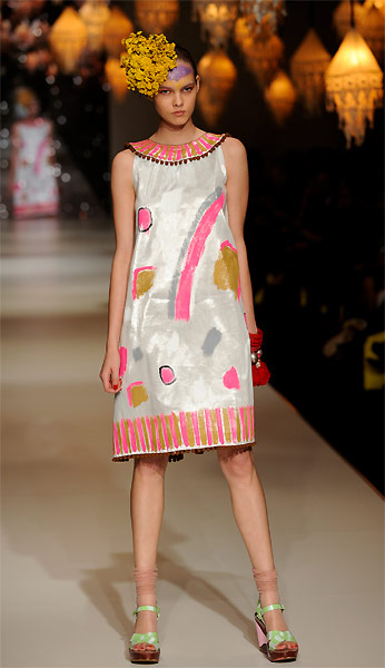 EASTON PEARSON spring/summer 2008 fig.:The “Pays Dress” by Easton Pearson for example is painted by Stephen Mok, born 1964 in Brisbane, Australia. 
