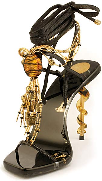 fig.: 'Oscar' by Pasquale Fabrizio, spring/summer2010. The glass slipper is inspired by the Academy Awards. The winding around the heel is made of amber colored Murano Glass. Even the sole is made glass, a more flexible one. 