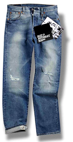 On occasion of the tour the Levi's® 501® gets a special 'Unbuttoned Tour' design. The serially numbered jeans (limited to 150) with checked flannel lining on the kneeholes is inspired by the sound and style of the musicians of this tour. The special Levi's comes with a Clubsounds-CD of exclusive and un-released tracks of Busy P and autoKratz. 